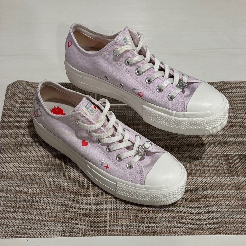 Platform Converse All-Stars in lilac with heart accents. Women 9. Super stylish!